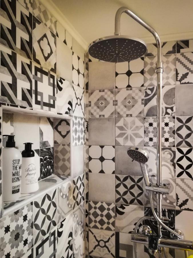 Stylish Modern Studio In The Heart Of Атина Екстериор снимка